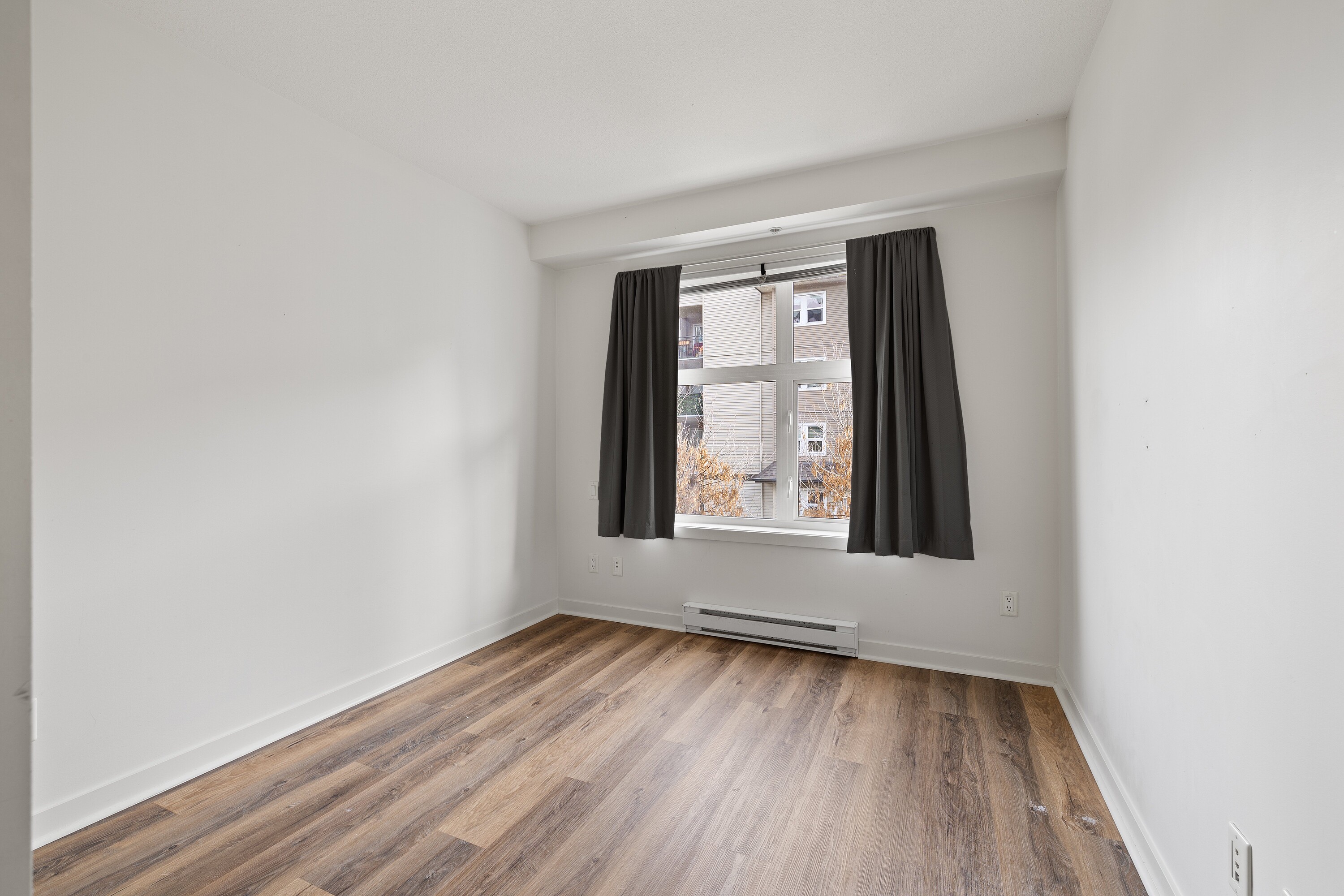  Two Bedroom + Den Apartment - 物件實景