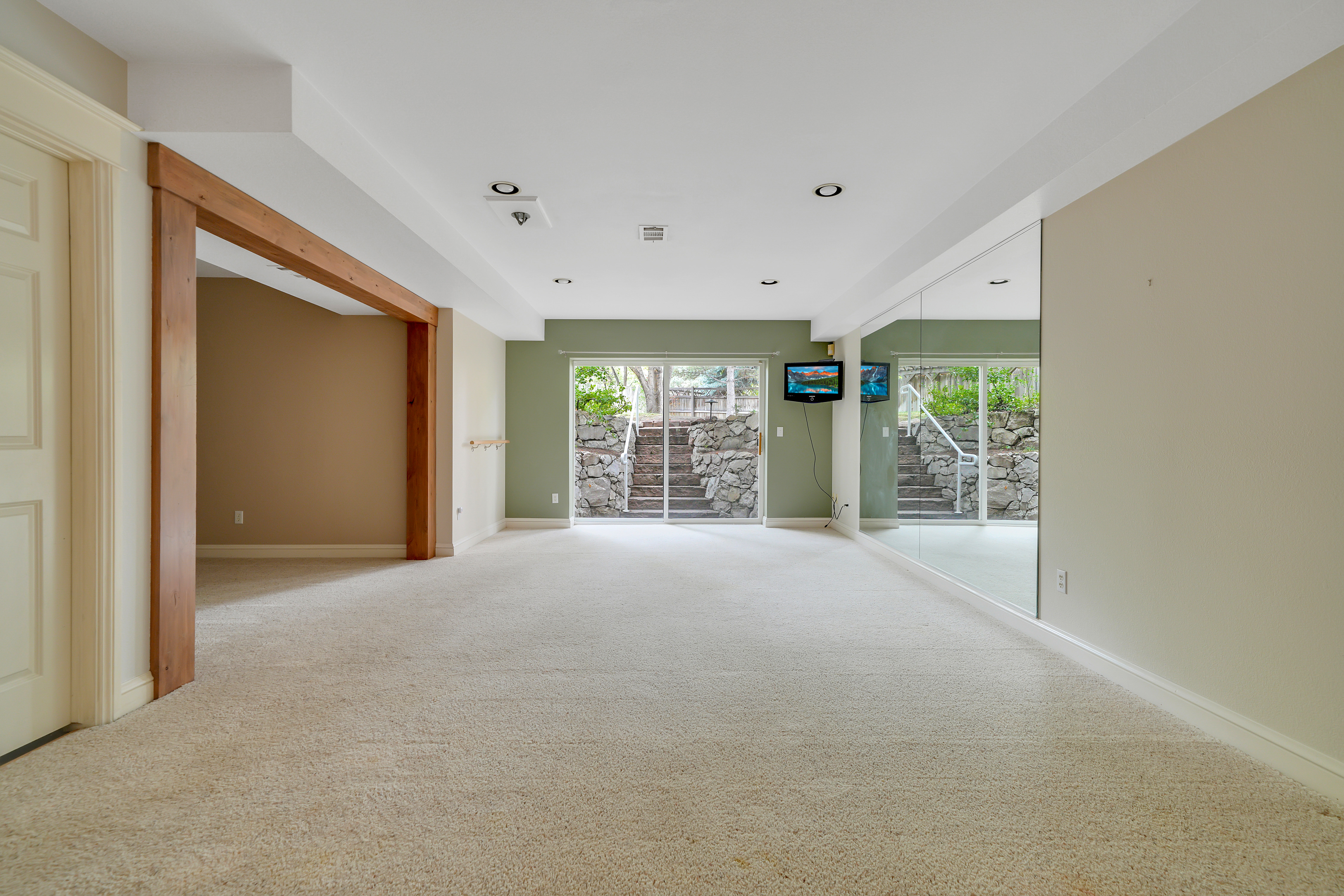  Custom Home with Vaulted Ceilings, Sauna and Wine Storage - 物件實景