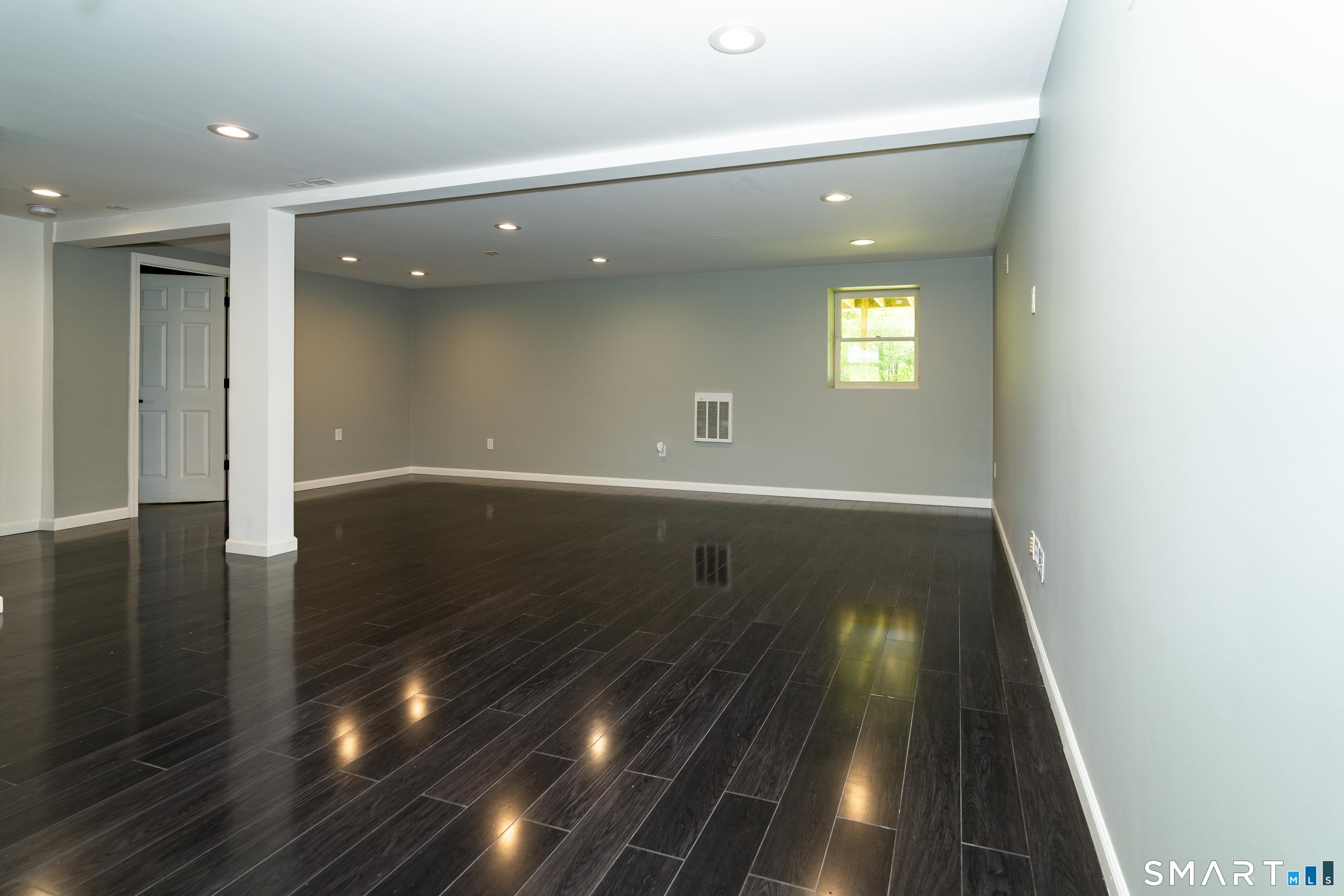 476, Connecticut, 06378, United States, 3 Bedrooms Bedrooms, ,2 BathroomsBathrooms,Residential,For Sale,2025073