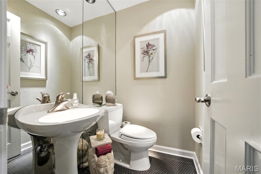 St Louis, Missouri, 63108, United States, 4 Bedrooms Bedrooms, ,5 BathroomsBathrooms,Residential,For Sale,1941664