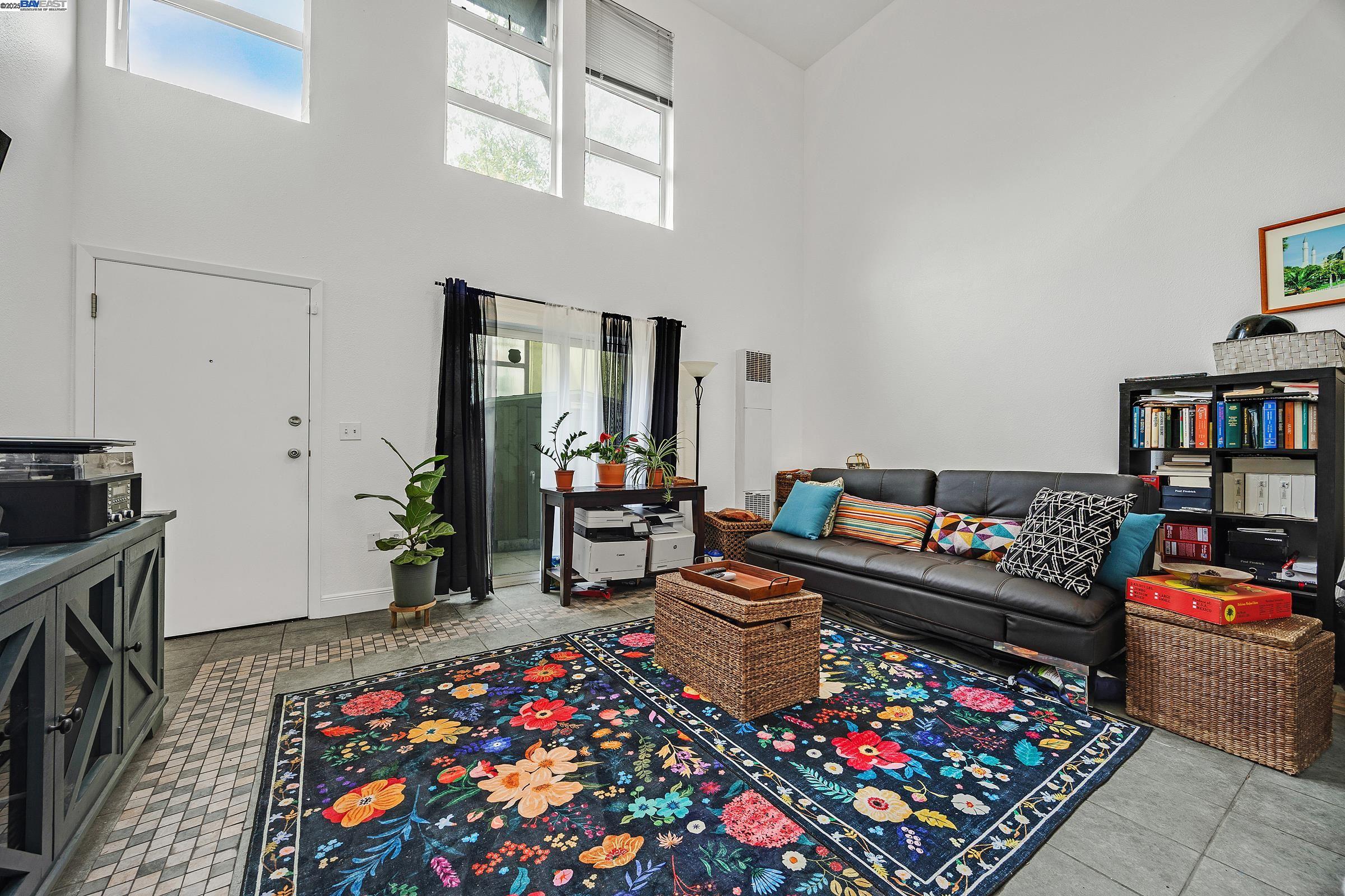 Emeryville, California, 94608, United States, 2 Bedrooms Bedrooms, ,1 BathroomBathrooms,Residential,For Sale,1907705