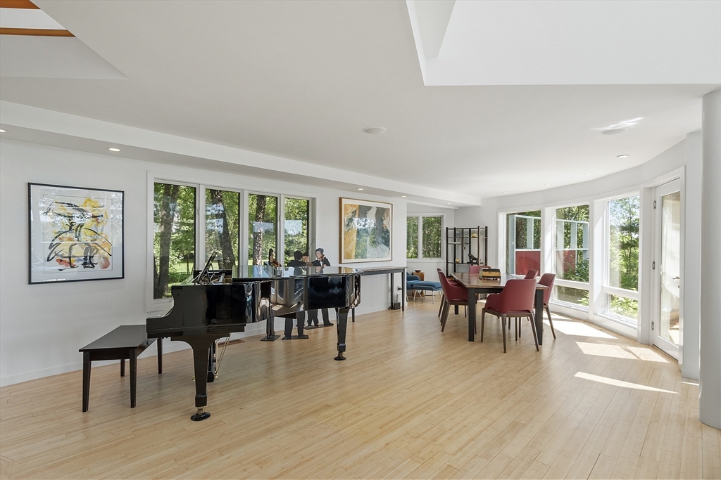 Carlisle, Massachusetts, 01741, United States, 4 Bedrooms Bedrooms, ,5 BathroomsBathrooms,Residential,For Sale,1874454