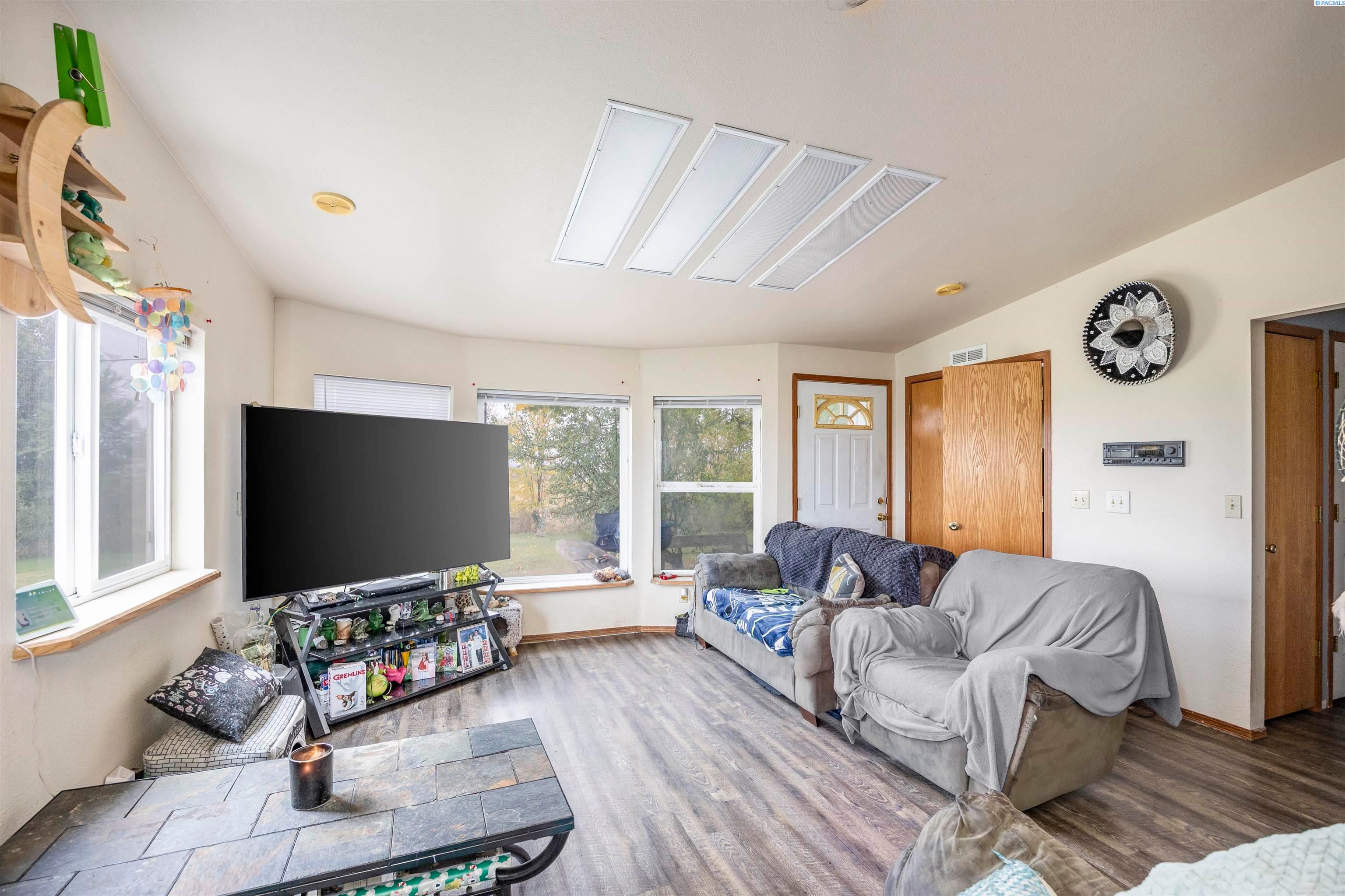 Prosser, Washington, 99350, United States, 3 Bedrooms Bedrooms, ,2 BathroomsBathrooms,Residential,For Sale,1981209