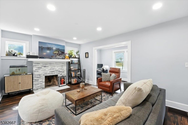 Livingston Twp., New Jersey, 07039, United States, 3 Bedrooms Bedrooms, ,2 BathroomsBathrooms,Residential,For Sale,1940708