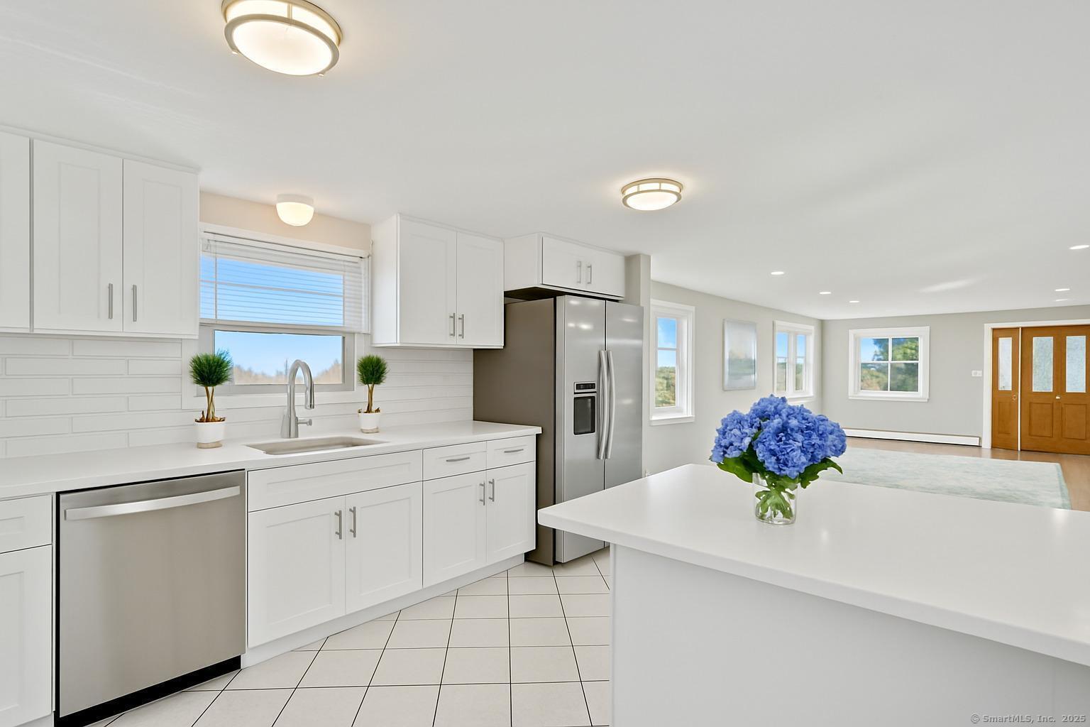 Stratford, Connecticut, 06615, United States, 3 Bedrooms Bedrooms, ,2 BathroomsBathrooms,Residential,For Sale,1940586