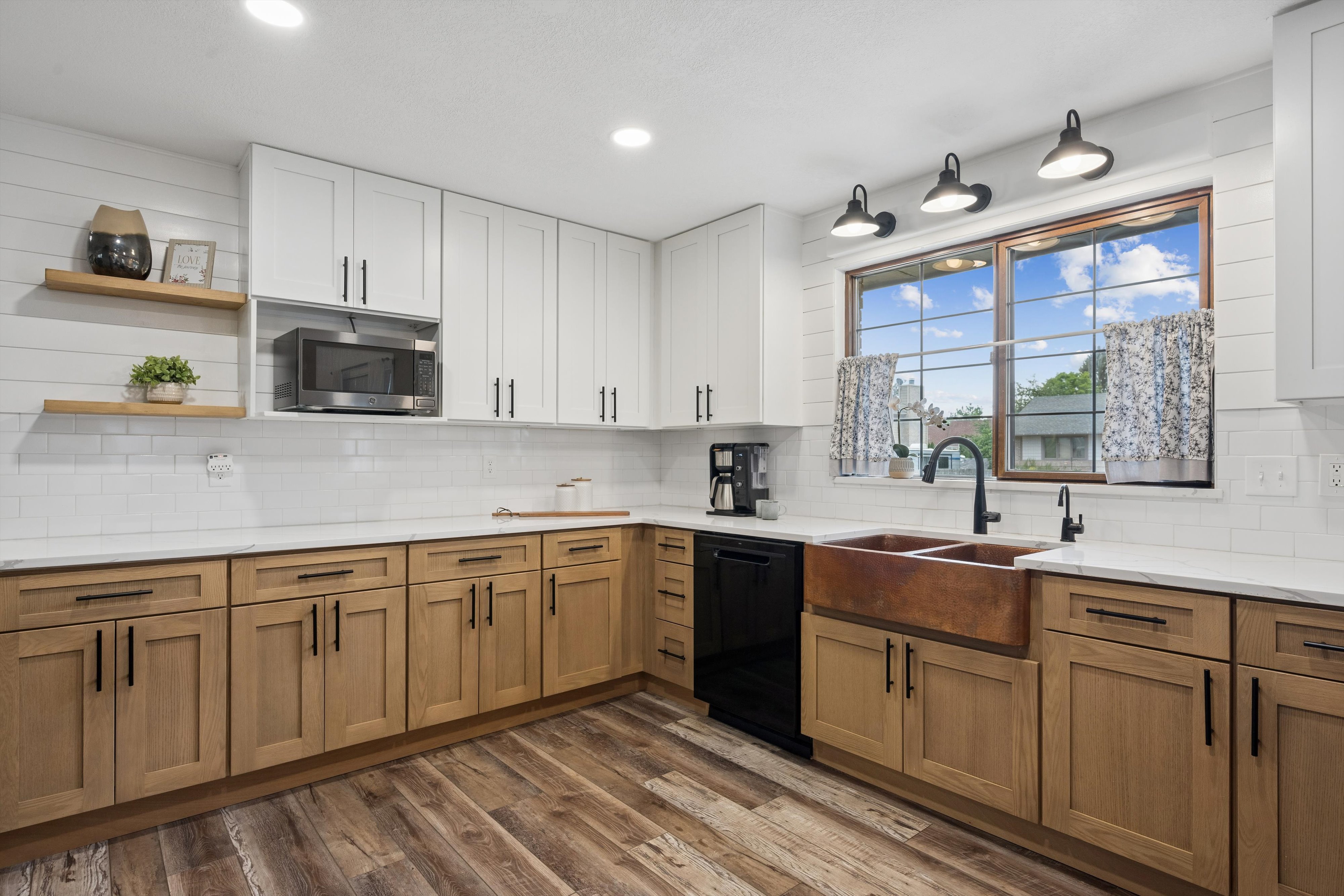  Thoughtfully Updated and Beautifully Maintained Ranch-Style Residence - 物件實景
