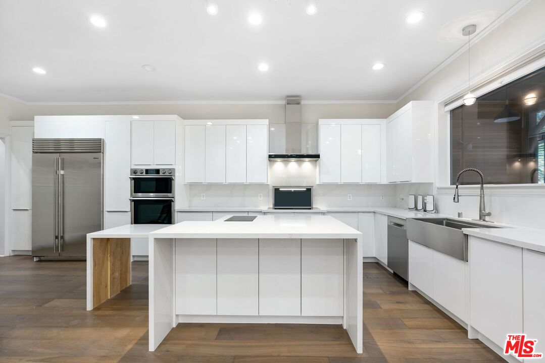 Los Angeles, California, 90006, United States, 7 Bedrooms Bedrooms, ,6 BathroomsBathrooms,Residential,For Sale,1848318