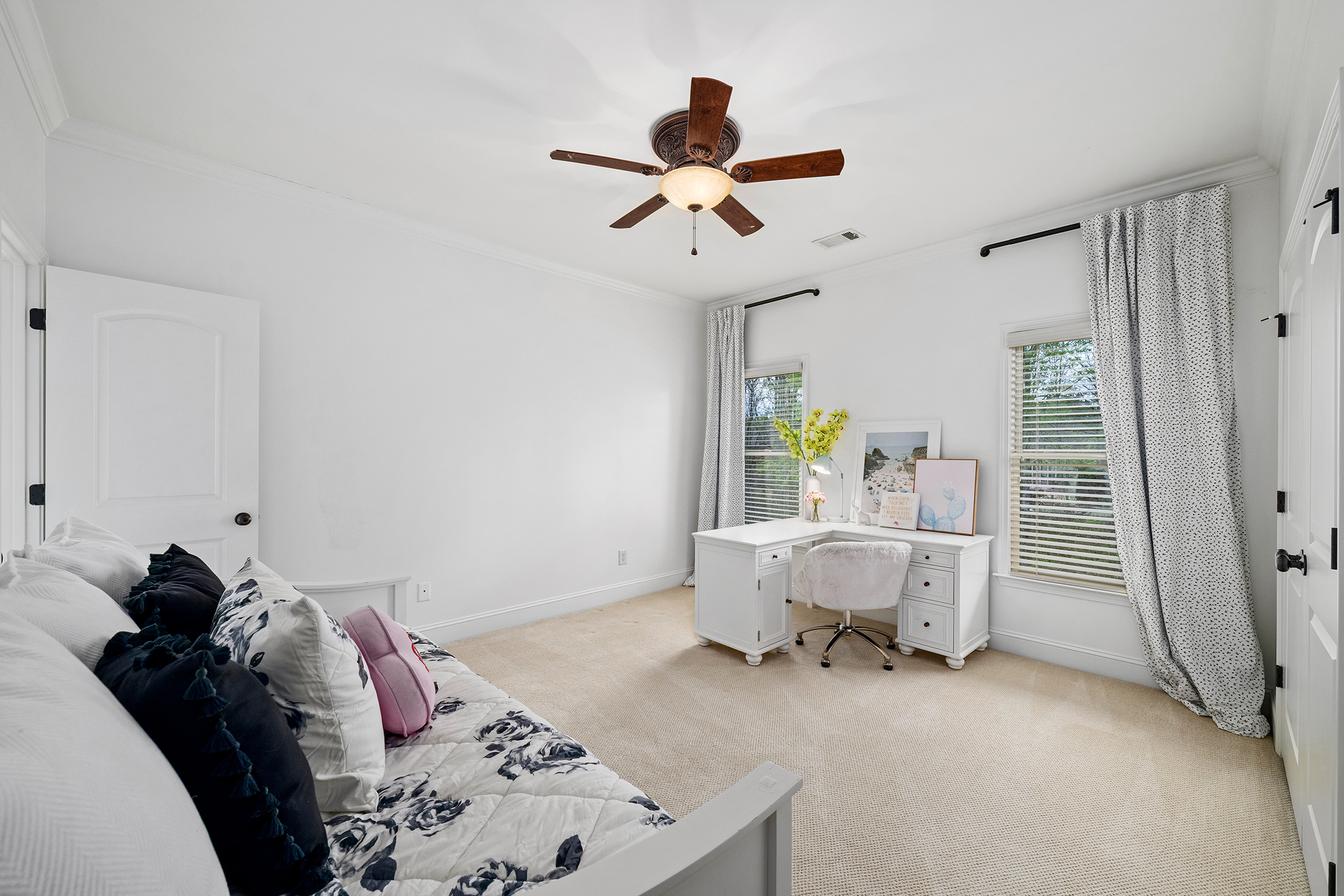  Meticulous Brick Estate Blends Timeless Architecture with Elevated Design - 物件實景