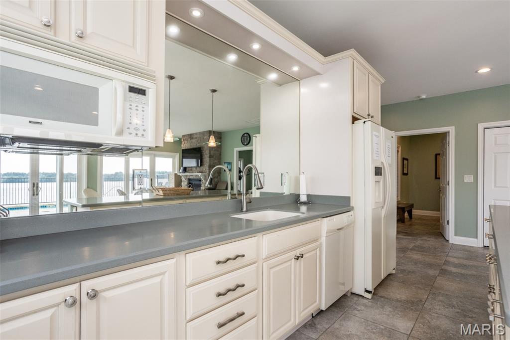 Grafton, Illinois, 62037, United States, 2 Bedrooms Bedrooms, ,2 BathroomsBathrooms,Residential,For Sale,1907573