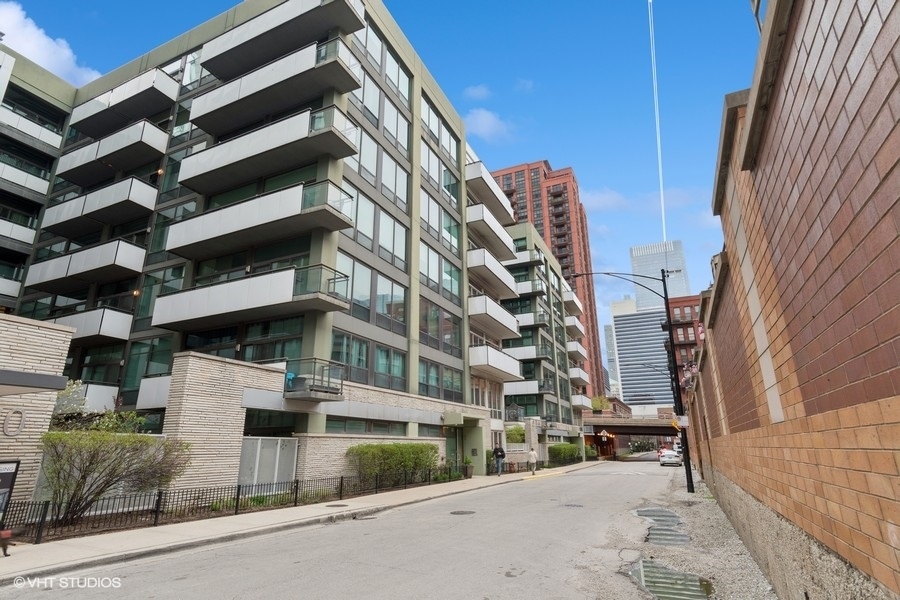 Chicago, Illinois, 60661, United States, 2 Bedrooms Bedrooms, ,2 BathroomsBathrooms,Residential,For Sale,1942571