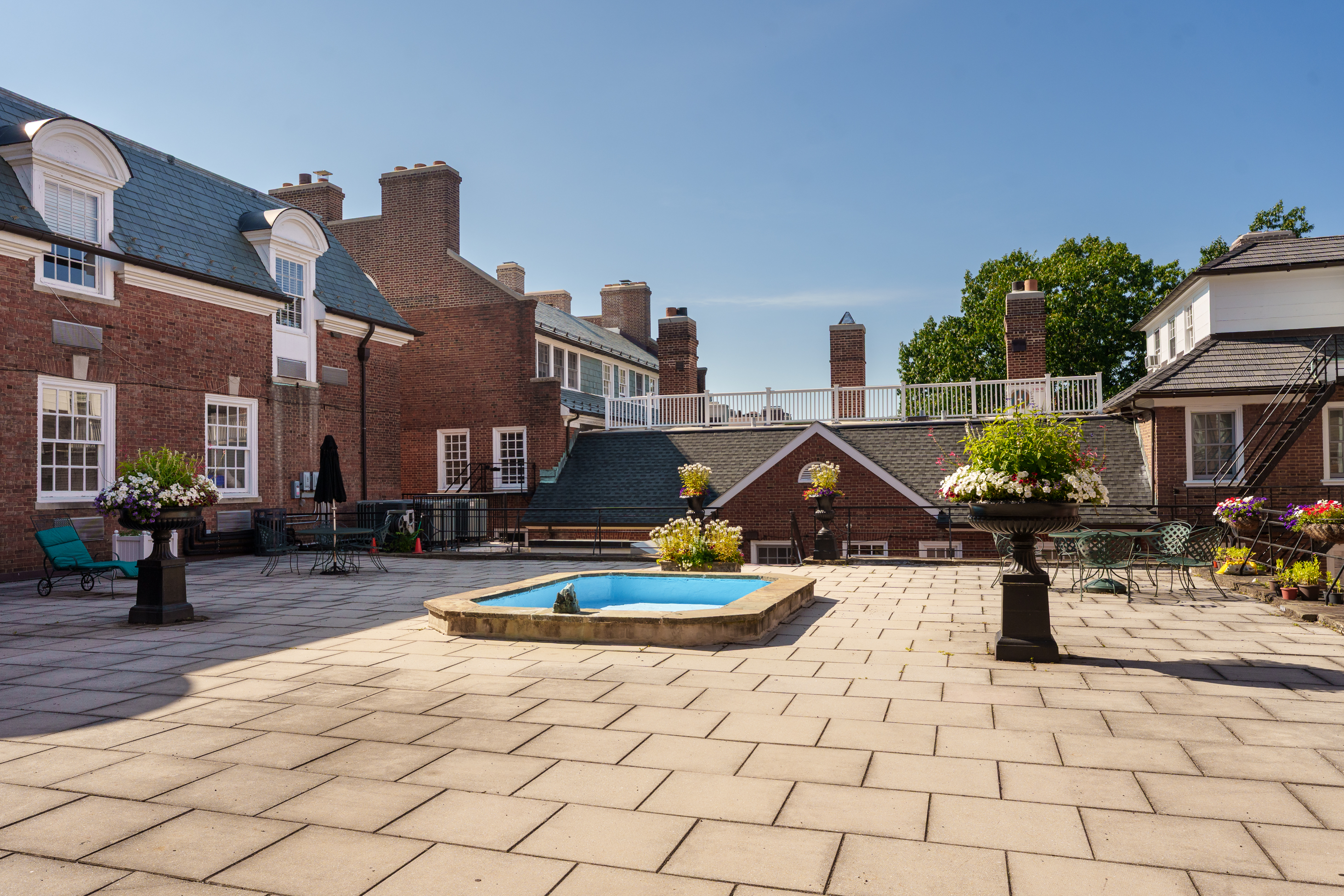  Surprisingly Spacious and Smartly Updated on Palmer Square - 物件實景