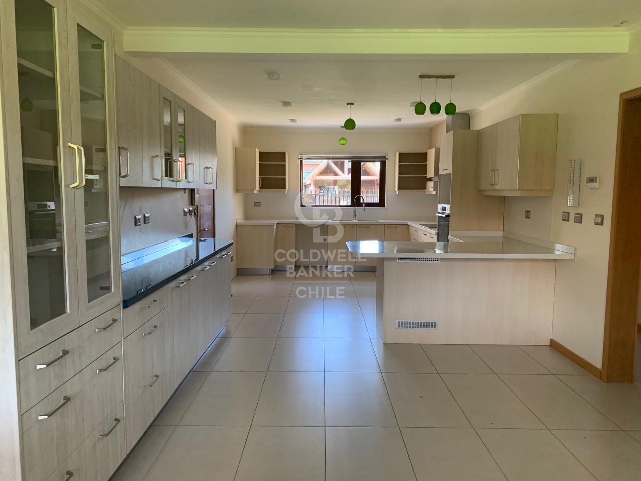 Puerto Varas, Chile, 7 Bedrooms Bedrooms, ,5 BathroomsBathrooms,Residential,For Sale,1990332