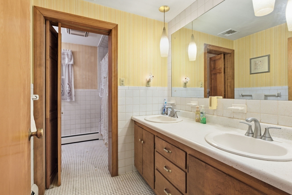 Methuen, Massachusetts, 01844, United States, 3 Bedrooms Bedrooms, ,1 BathroomBathrooms,Residential,For Sale,1987620