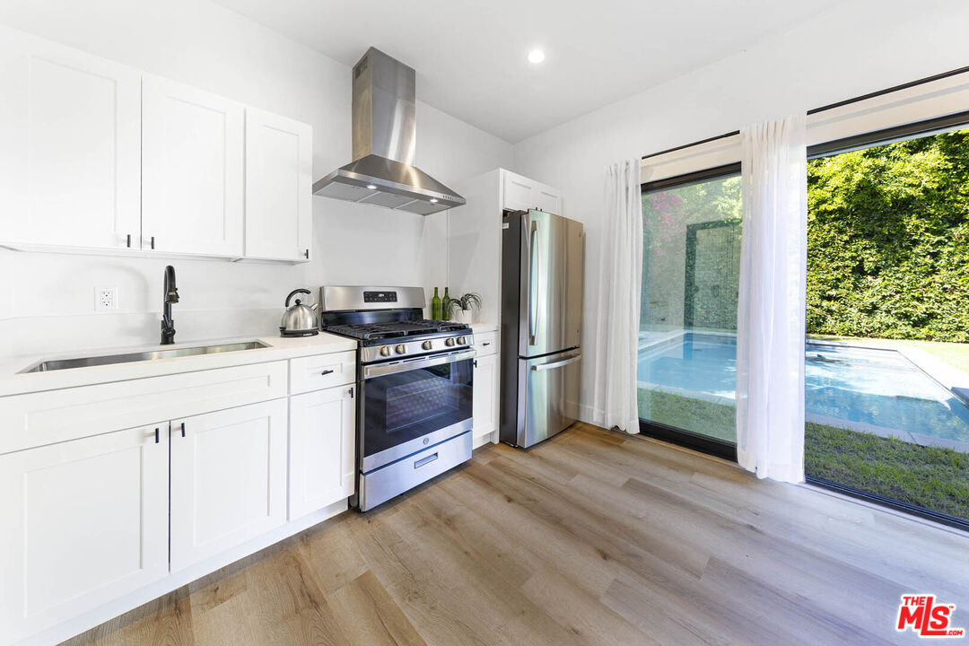 Los Angeles, California, 90048, United States, 4 Bedrooms Bedrooms, ,2 BathroomsBathrooms,Residential,For Sale,1962418