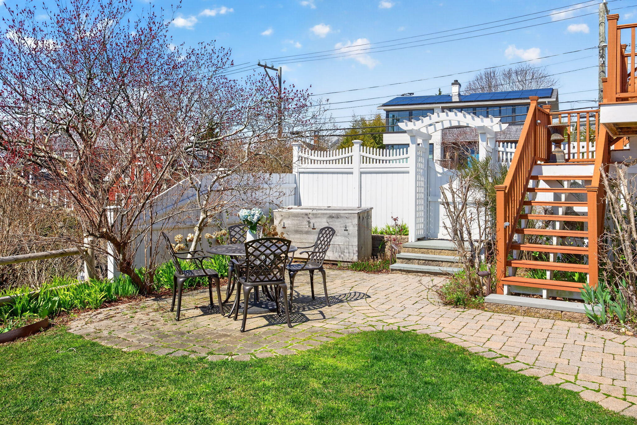  Sunlit West End Style with Parking, Outdoor Space and Easy Living - 物件實景