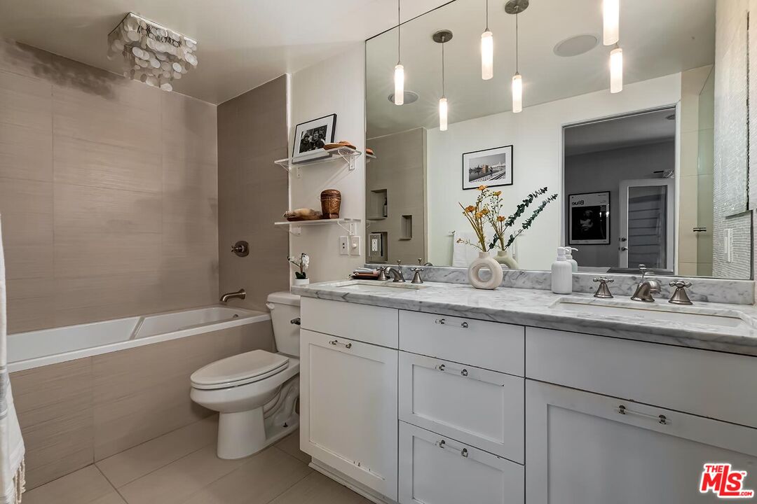 West Hollywood, California, 90069, United States, 2 Bedrooms Bedrooms, ,2 BathroomsBathrooms,Residential,For Sale,1819033