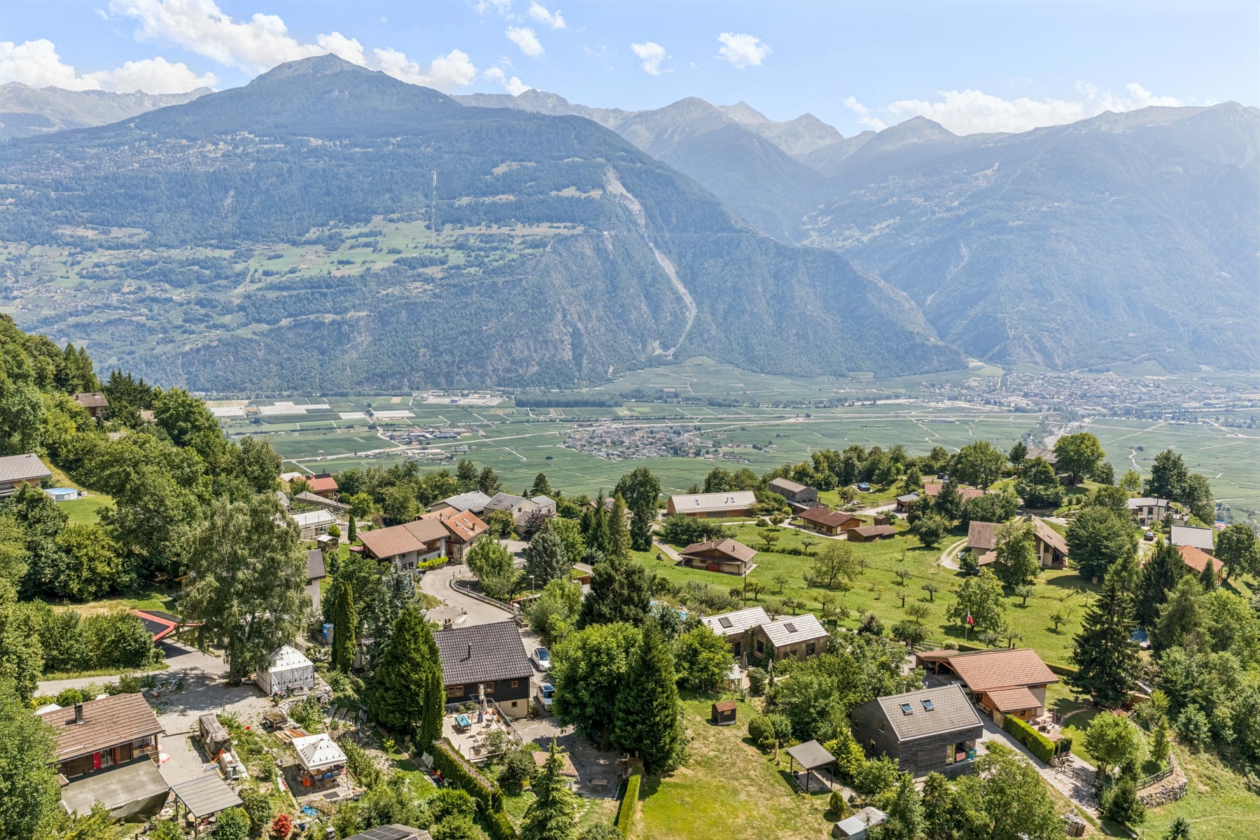 Semi-detached villa in a lush, green setting. - 物件實景