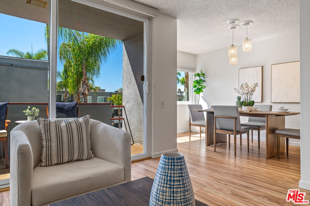 Sherman Oaks, California, 91423, United States, 2 Bedrooms Bedrooms, ,2 BathroomsBathrooms,Residential,For Sale,1920013