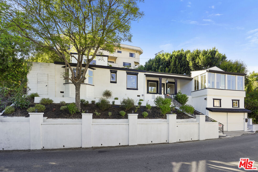 Los Angeles, California, 90068, United States, 5 Bedrooms Bedrooms, ,4 BathroomsBathrooms,Residential,For Sale,1892047