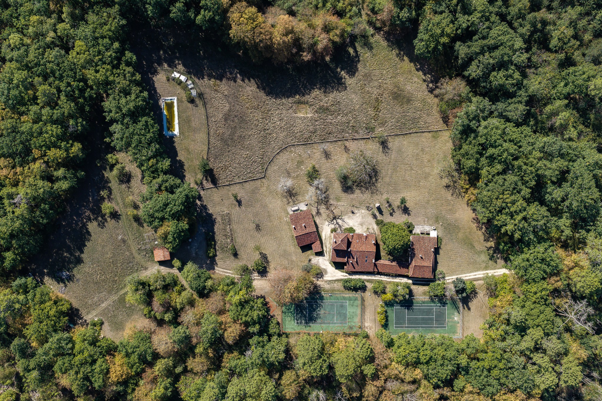  Property of 700m² with swimming pool, tennis court, ponds over more than 40 hec… - 物件實景