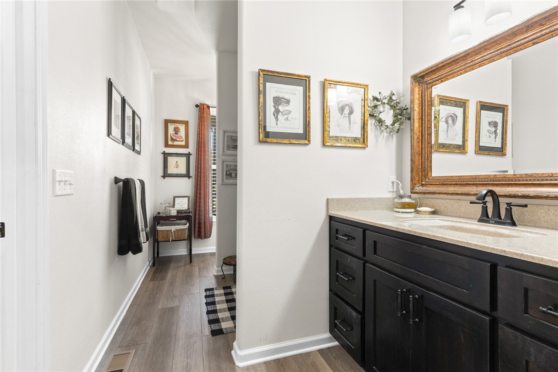 Yellville, Arkansas, 72687, United States, 2 Bedrooms Bedrooms, ,3 BathroomsBathrooms,Residential,For Sale,1970032