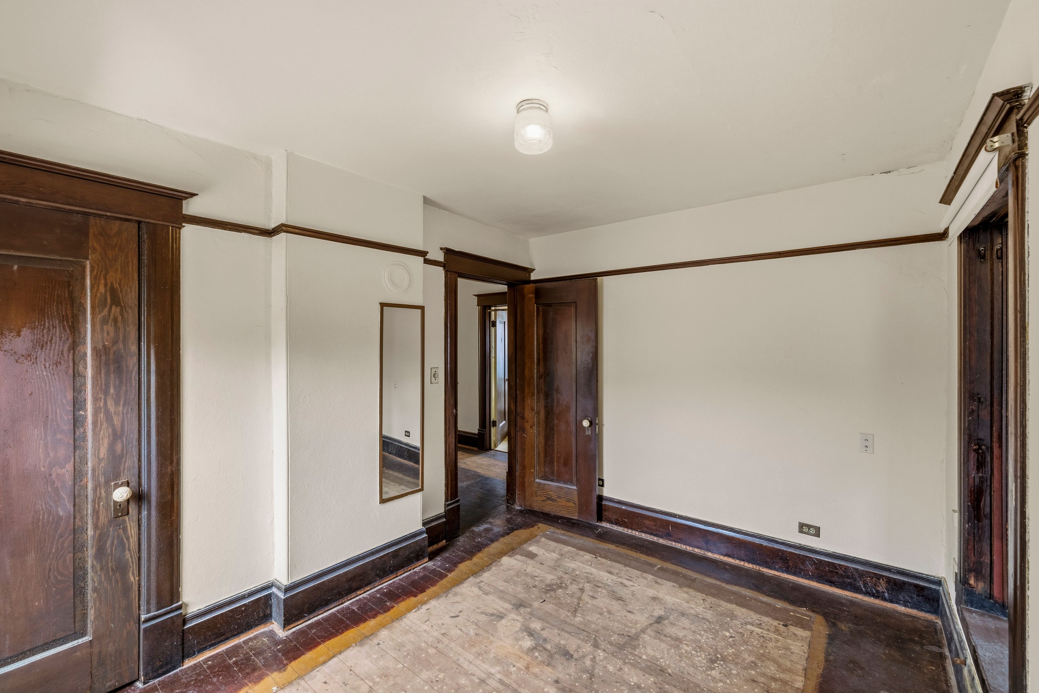  947 West Franklin Street - 物件實景