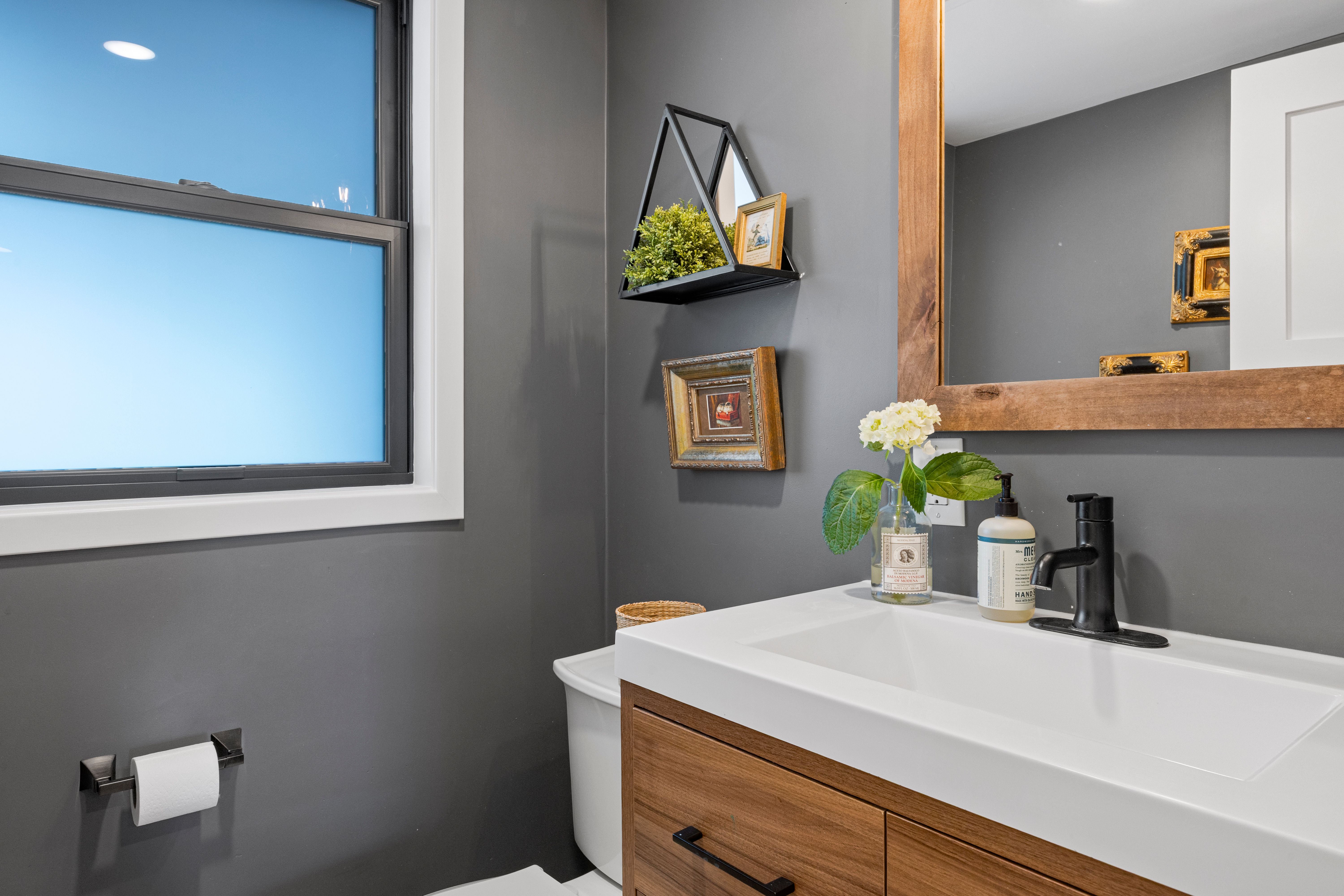  Thoughtful design, modern updates, and timeless charm - 物件實景