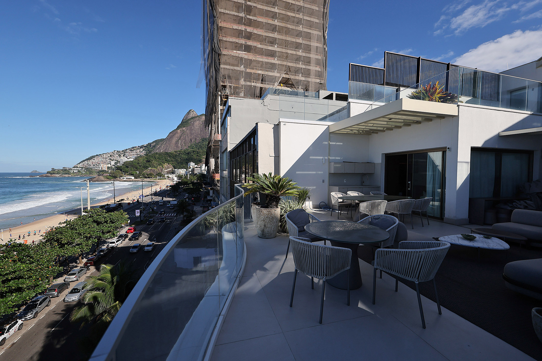  Uninterrupted Ocean Views in a One-of-a-Kind Penthouse in Leblon - 物件實景