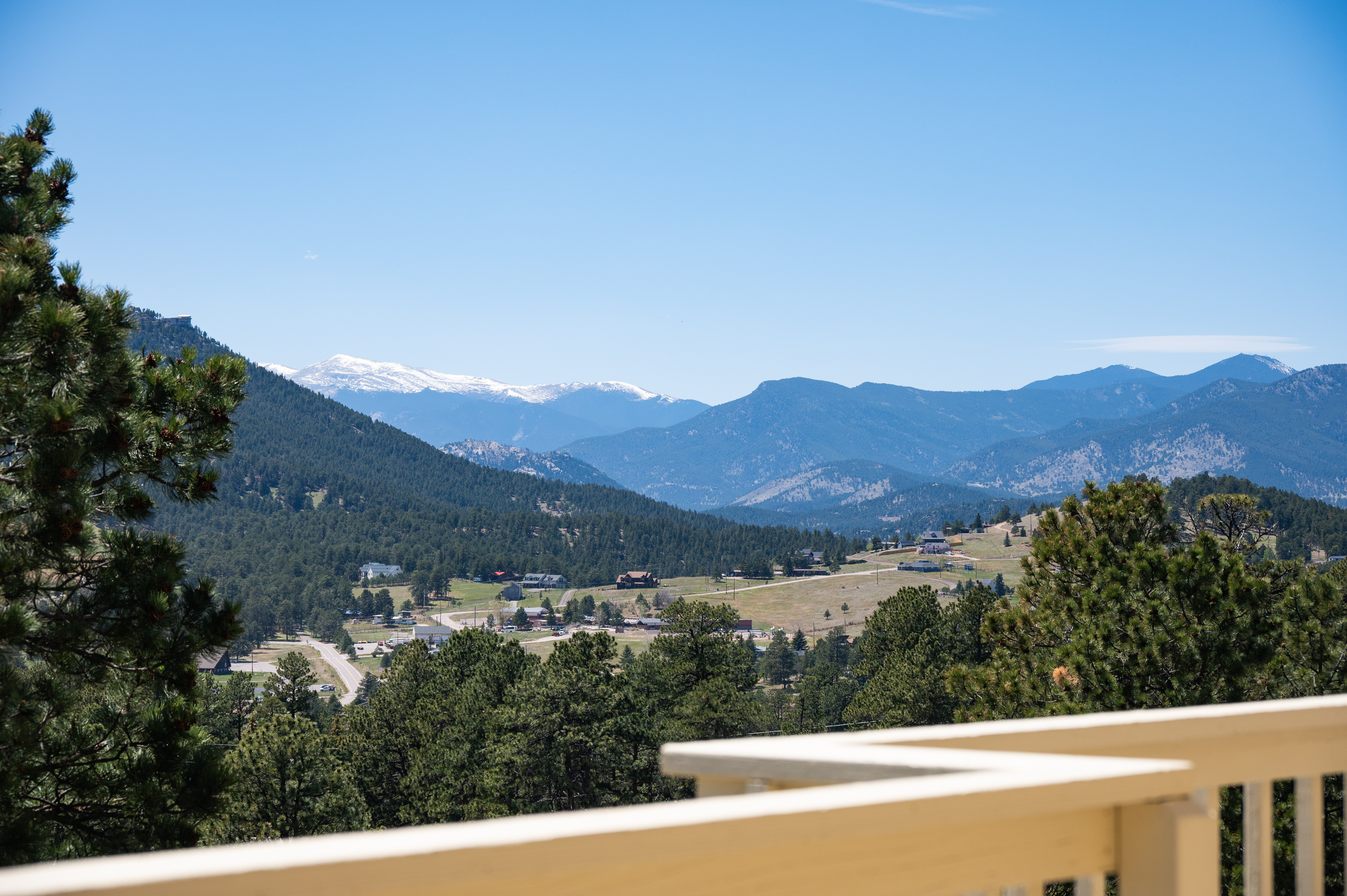  Tucked into the Foothills of the Rocky Mountains your majestic paradise awaits - 物件實景