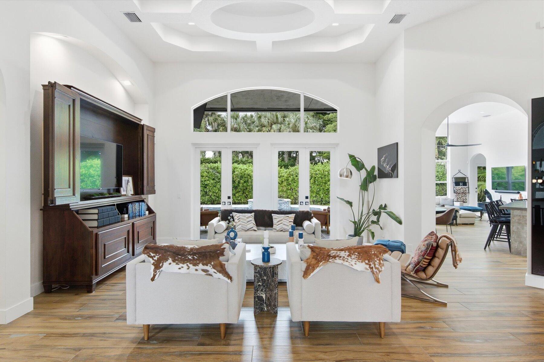 Meticulously Updated in the Equestrian Club - 物件實景