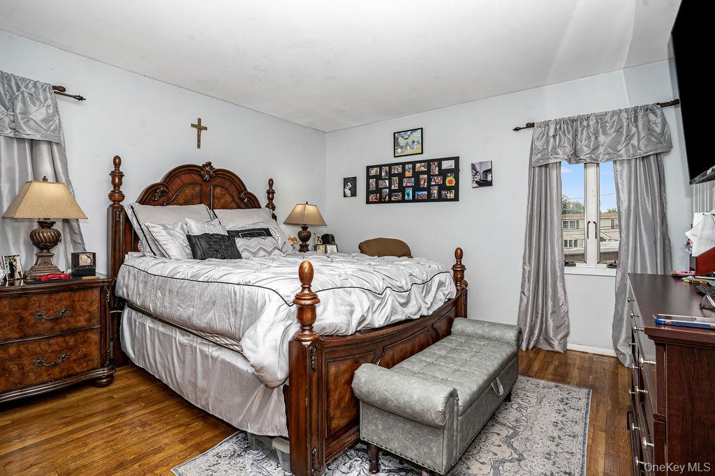 Lynbrook, New York, 11563, United States, 5 Bedrooms Bedrooms, ,3 BathroomsBathrooms,Residential,For Sale,1917433