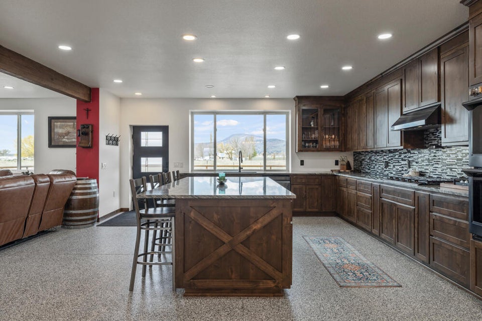 Klamath Falls, Oregon, 97603, United States, 3 Bedrooms Bedrooms, ,3 BathroomsBathrooms,Residential,For Sale,1878382
