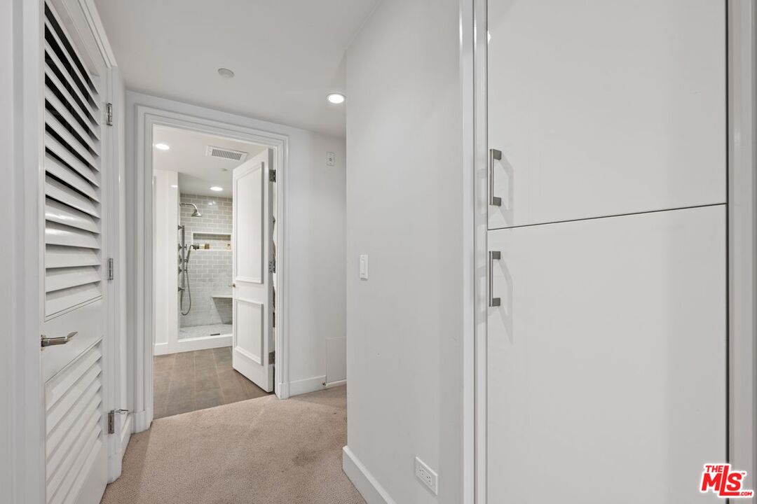 Santa Monica, California, 90402, United States, 2 Bedrooms Bedrooms, ,2 BathroomsBathrooms,Residential,For Sale,1901318