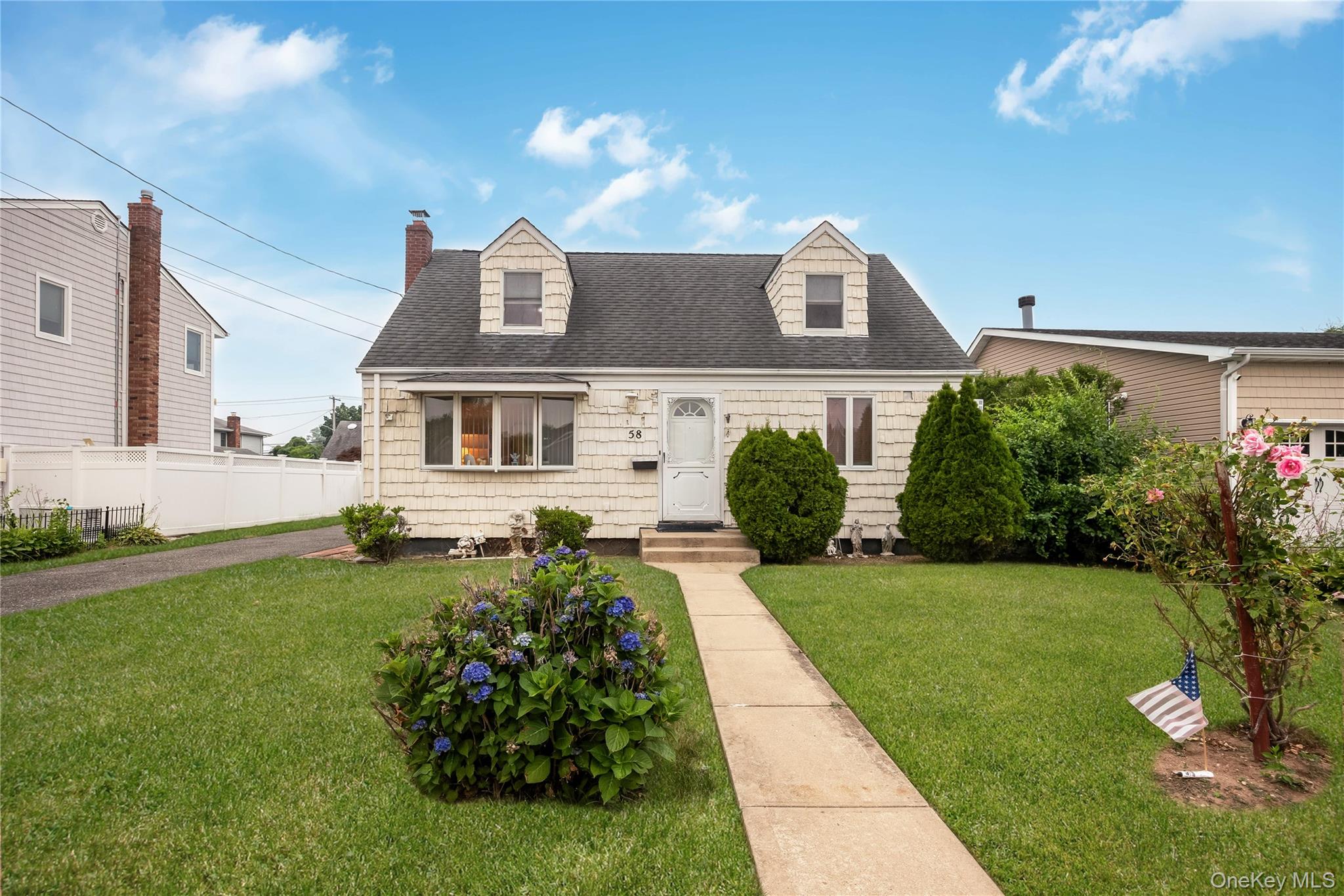 Crescent Dr, Farmingdale, NY 11735