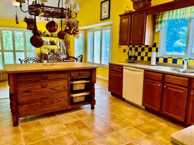 Crossville, Tennessee, 38558, United States, 3 Bedrooms Bedrooms, ,2 BathroomsBathrooms,Residential,For Sale,1979949