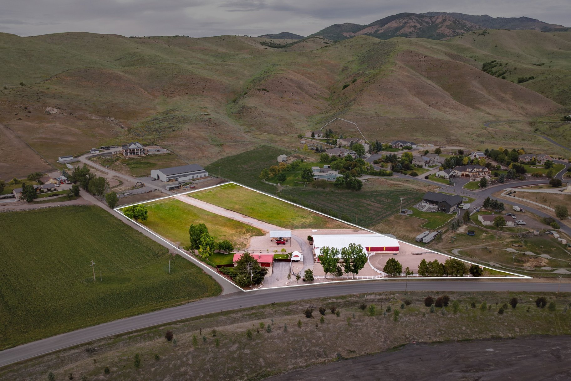 Incredibly Well-Maintained Horse Property with Indoor Arena & Views - 物件實景