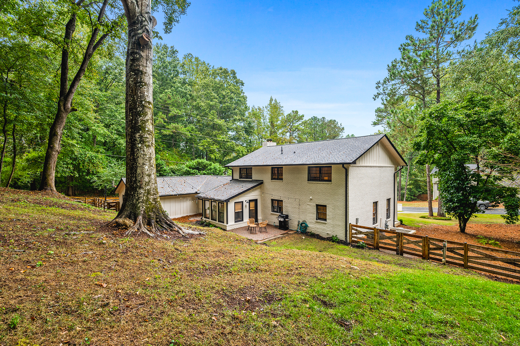  Beautifully Renovated Roswell Home Blends Contemporary Style with Classic Charm - 物件實景