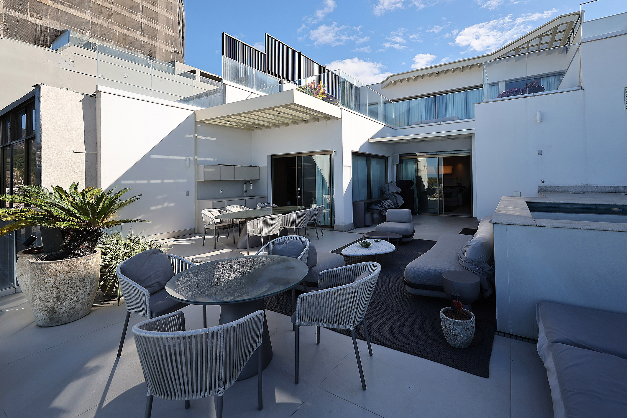  Uninterrupted Ocean Views in a One-of-a-Kind Penthouse in Leblon - 物件實景