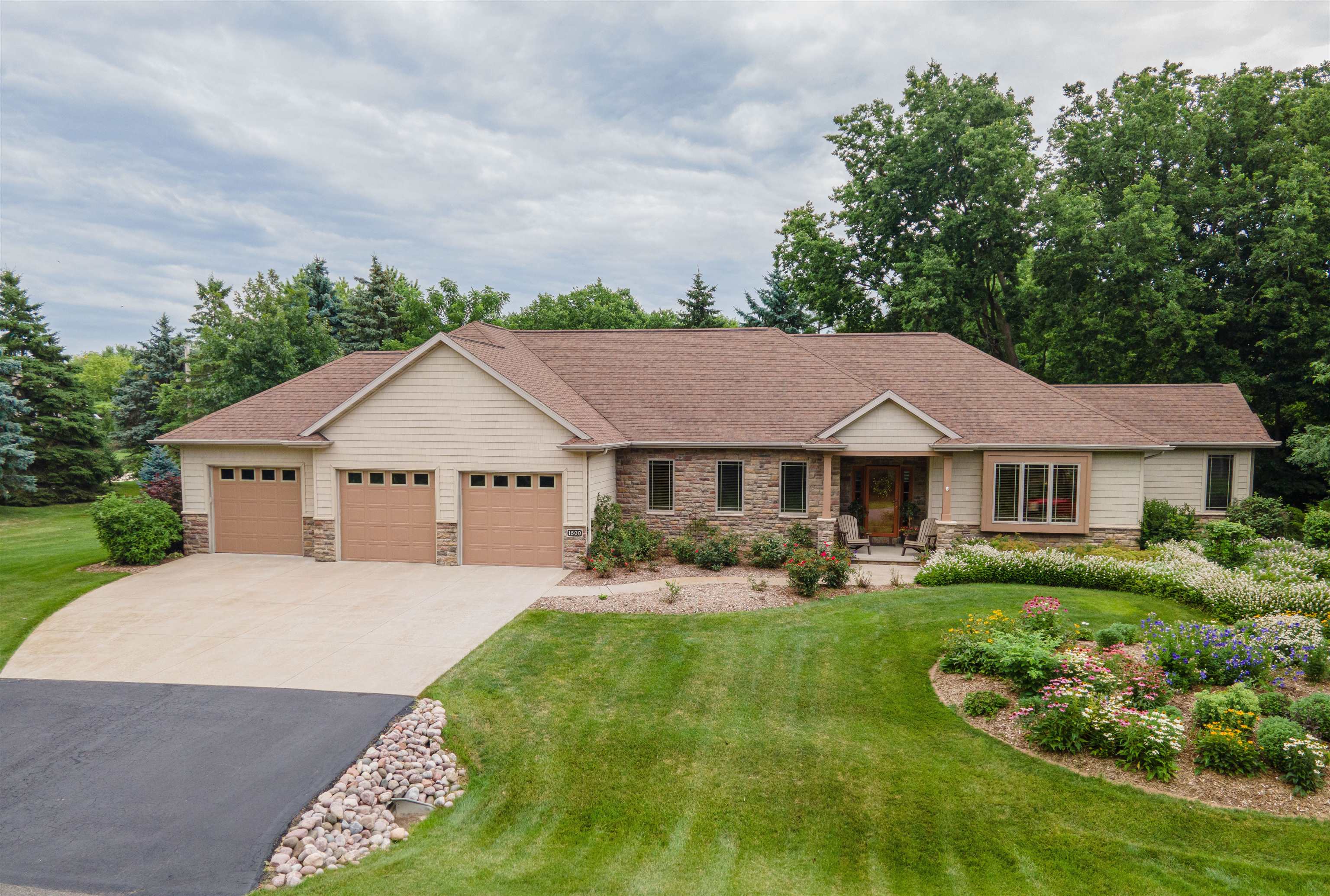 NEENAH, Wisconsin, 54956, United States, 3 Bedrooms Bedrooms, ,2 BathroomsBathrooms,Residential,For Sale,1913087