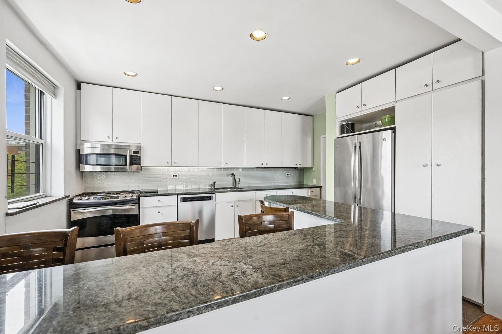 Beechhurst, New York, 11357, United States, 3 Bedrooms Bedrooms, ,2 BathroomsBathrooms,Residential,For Sale,1980845