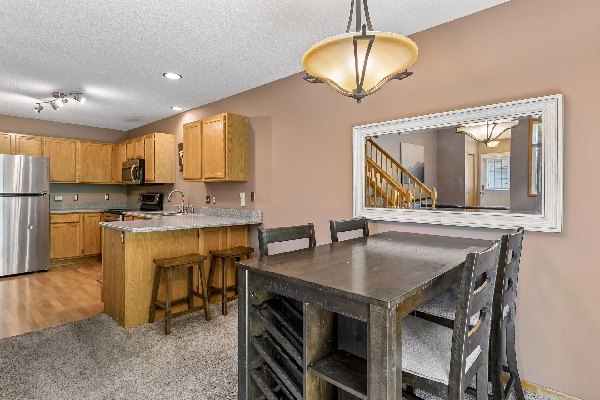  Private Woodland Townhome Near Parks and Recreation - 物件實景