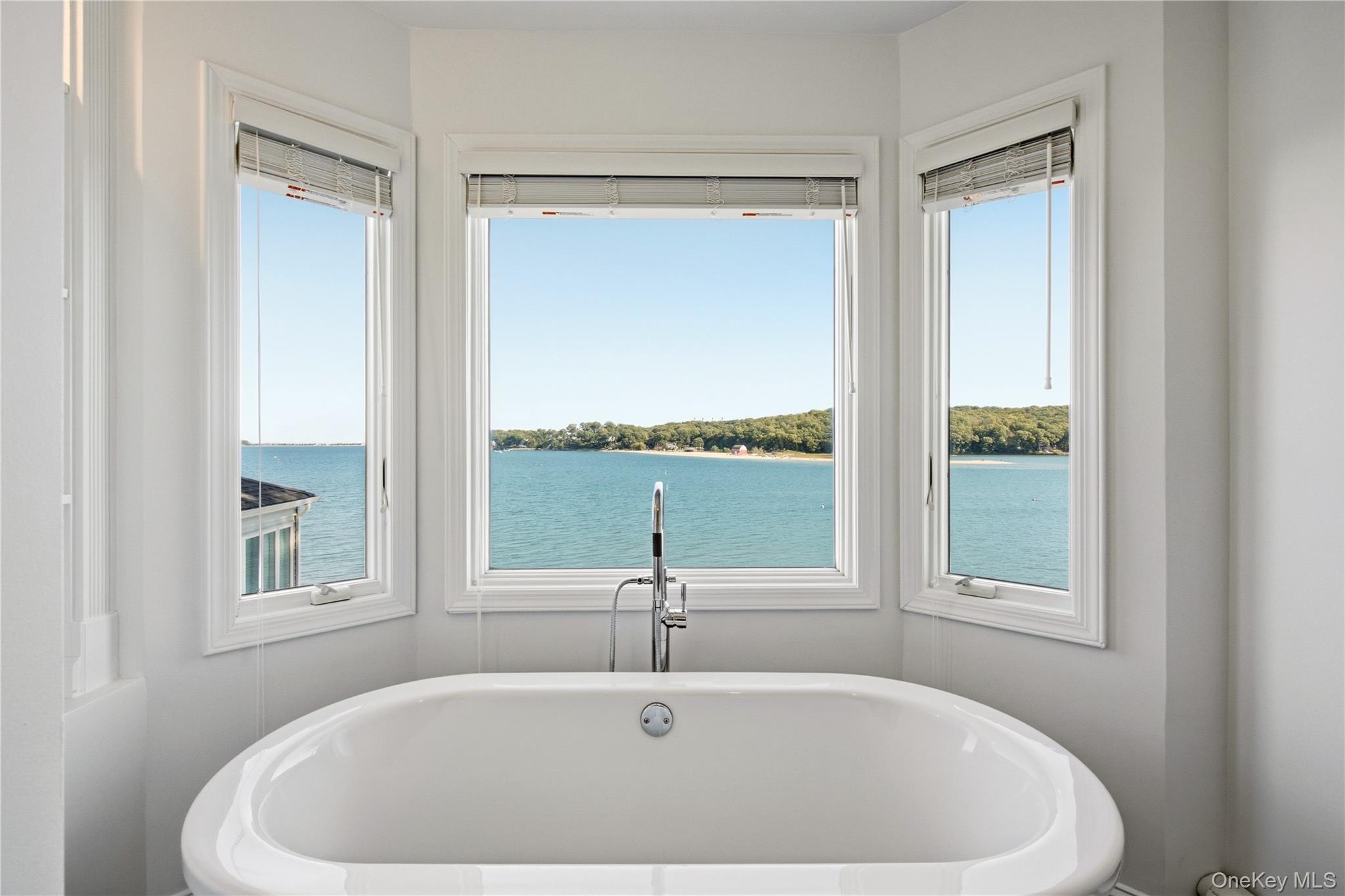  565 Mckinley Terrace, Centerport, NY, 11721 - 物件實景