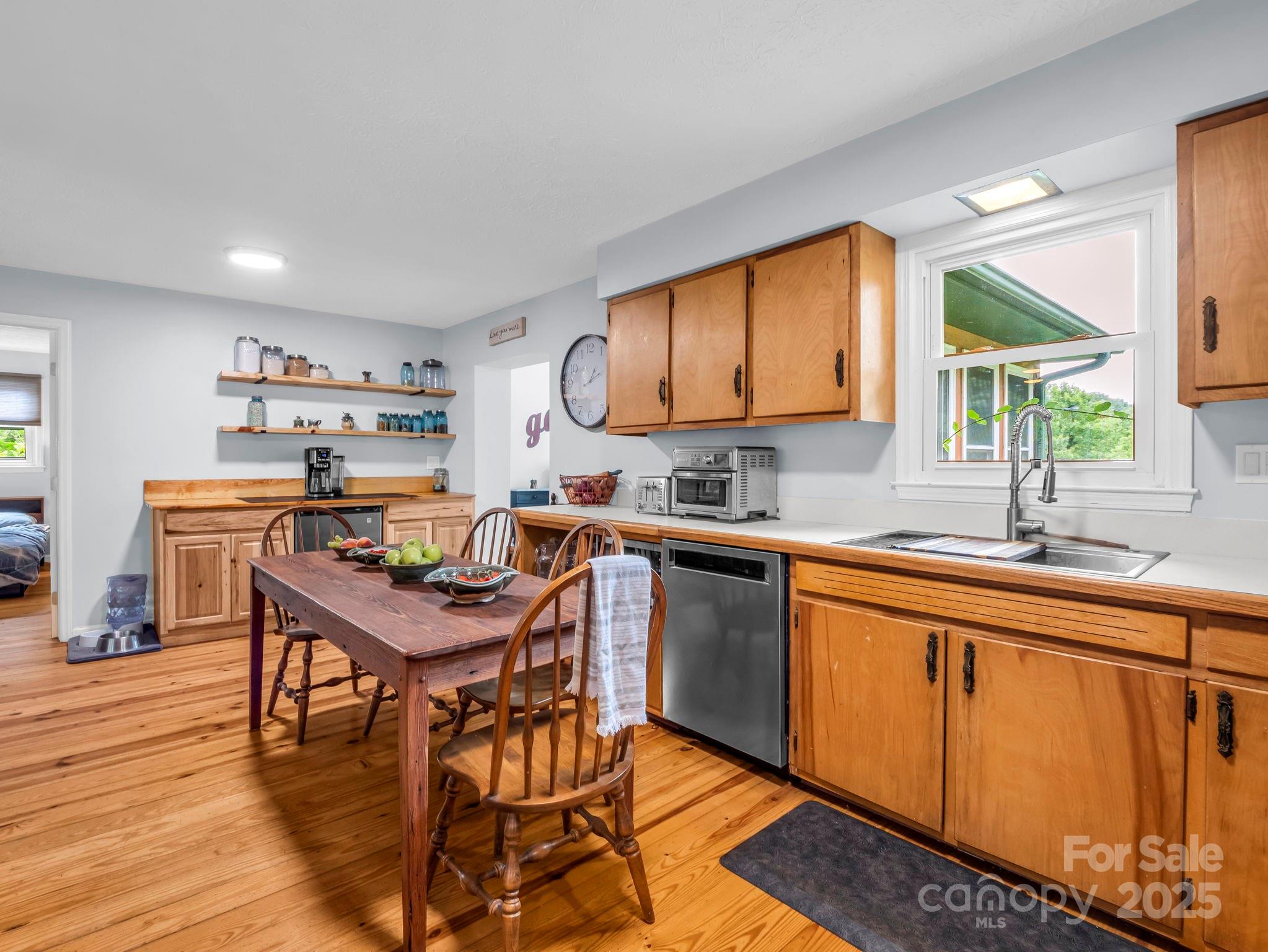 Saluda, North Carolina, 28773, United States, 4 Bedrooms Bedrooms, ,2 BathroomsBathrooms,Residential,For Sale,1978089