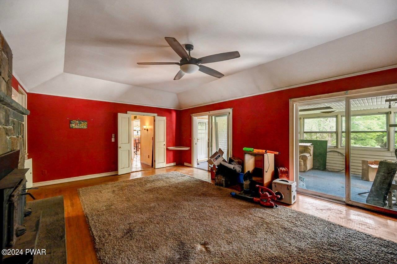 Hawley, Pennsylvania, 18428, United States, 5 Bedrooms Bedrooms, ,4 BathroomsBathrooms,Residential,For Sale,1979290