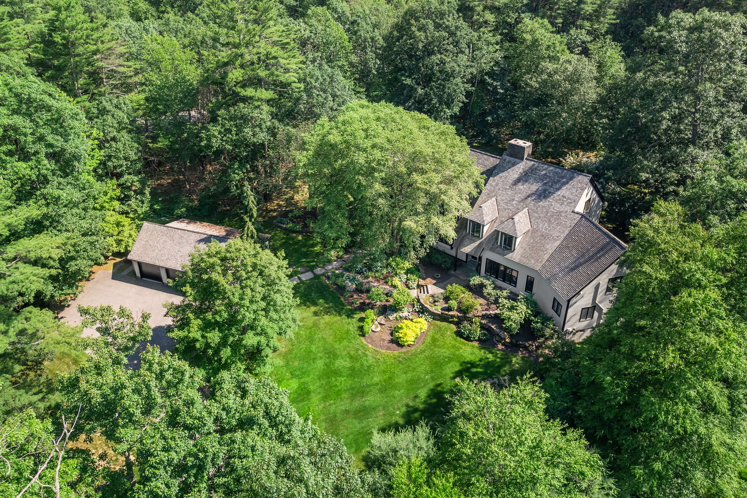  Elegant Shingled Maine Cottage with Modern Flair on 2.63 Acres in York - 物件實景