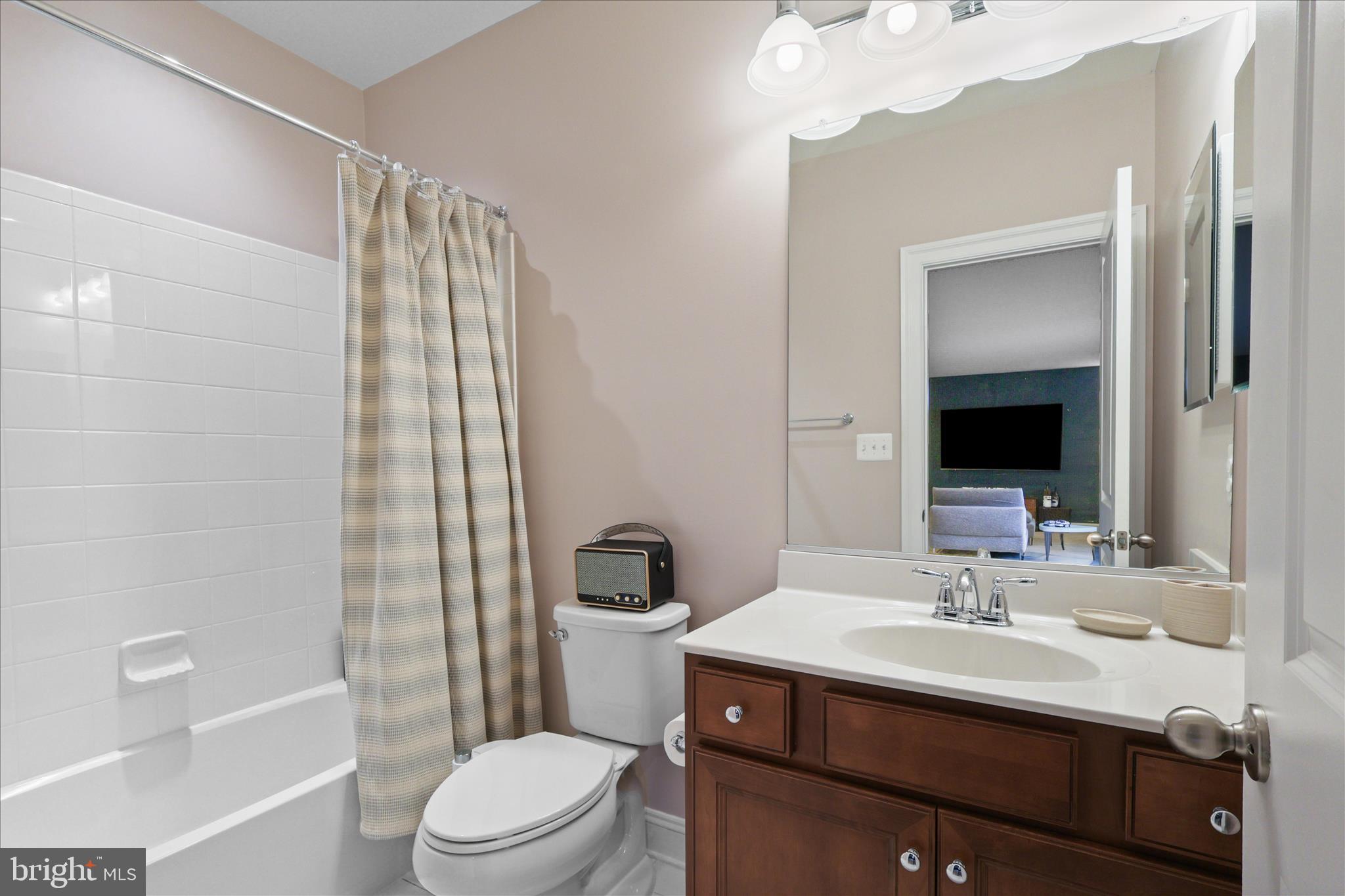 Aldie, Virginia, 20105, United States, 5 Bedrooms Bedrooms, ,5 BathroomsBathrooms,Residential,For Sale,1987386