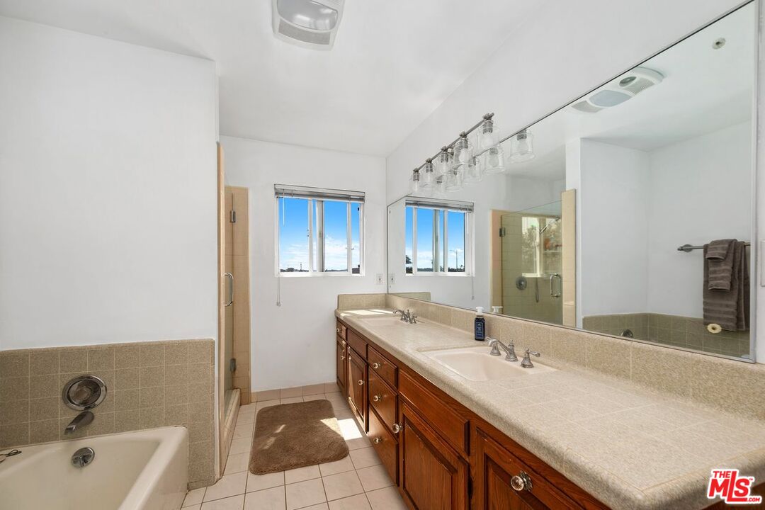 Los Angeles, California, 90056, United States, 5 Bedrooms Bedrooms, ,5 BathroomsBathrooms,Residential,For Sale,1918507
