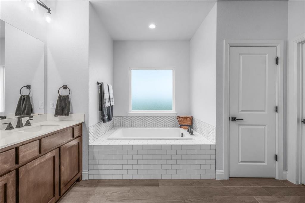 Weatherford, Texas, 76088, United States, 5 Bedrooms Bedrooms, ,4 BathroomsBathrooms,Residential,For Sale,1977479