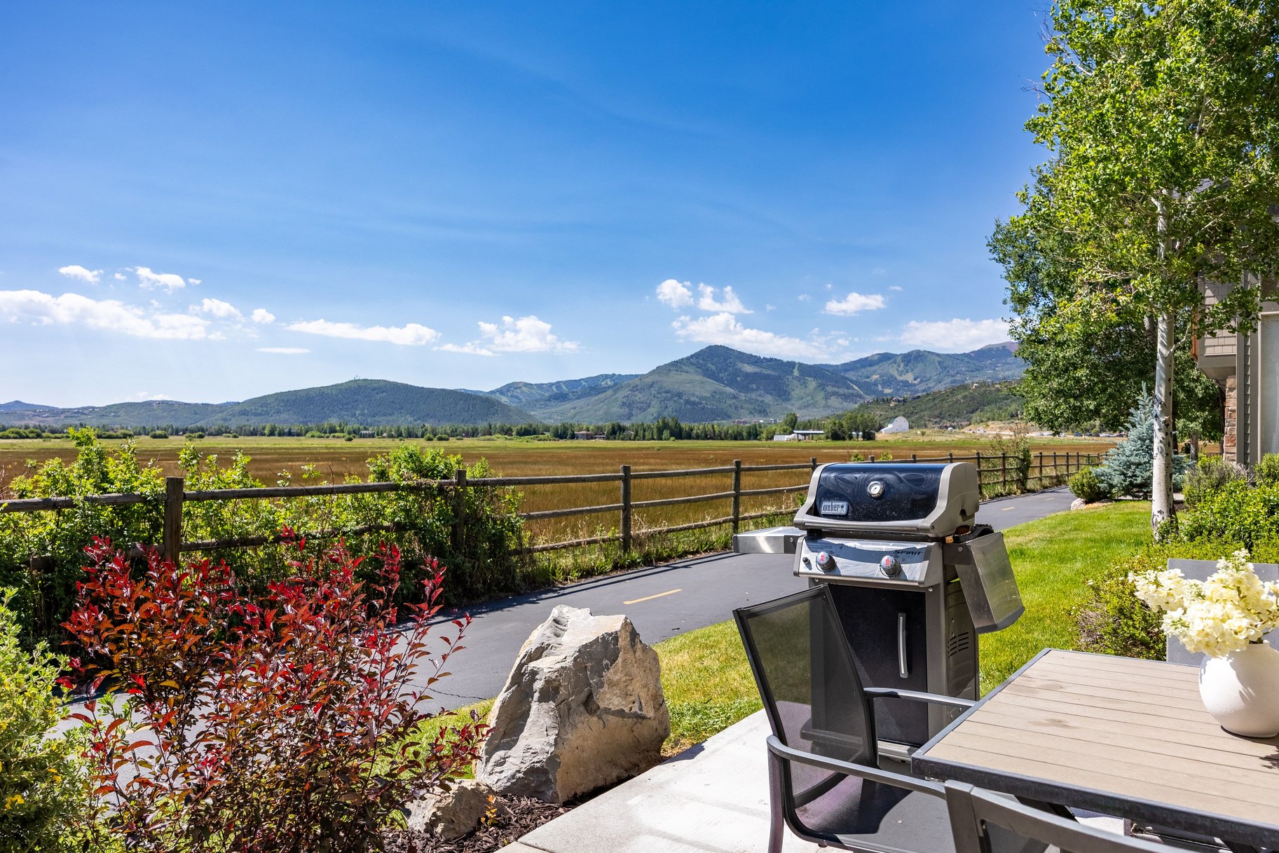  Exceptional Fox Point Townhome with Mountain Views & Prime Location - 物件實景