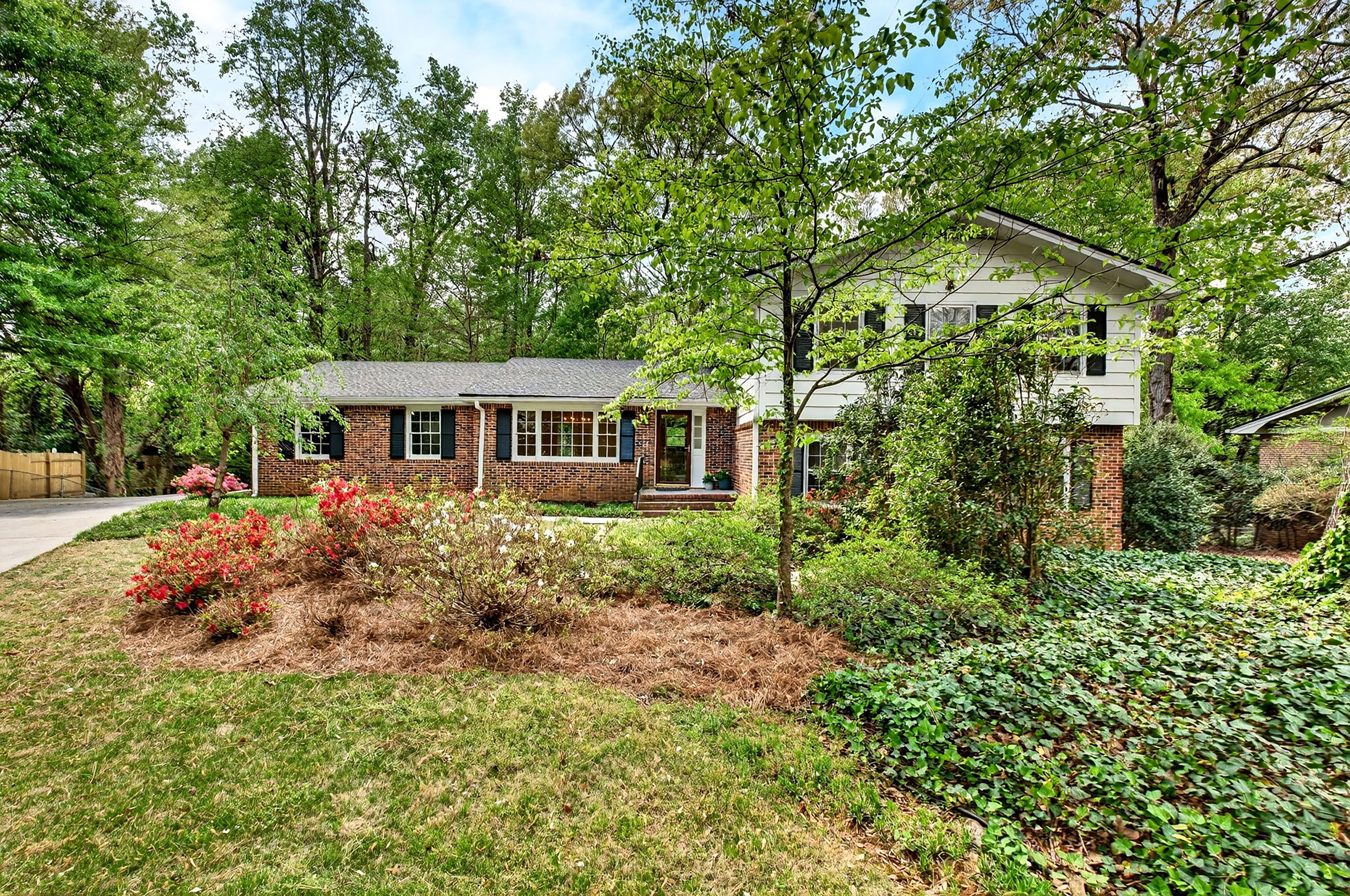  Thoughtfully Expanded and Updated Dunwoody Home on Wooded 0.82+/- Acre Lot - 物件實景